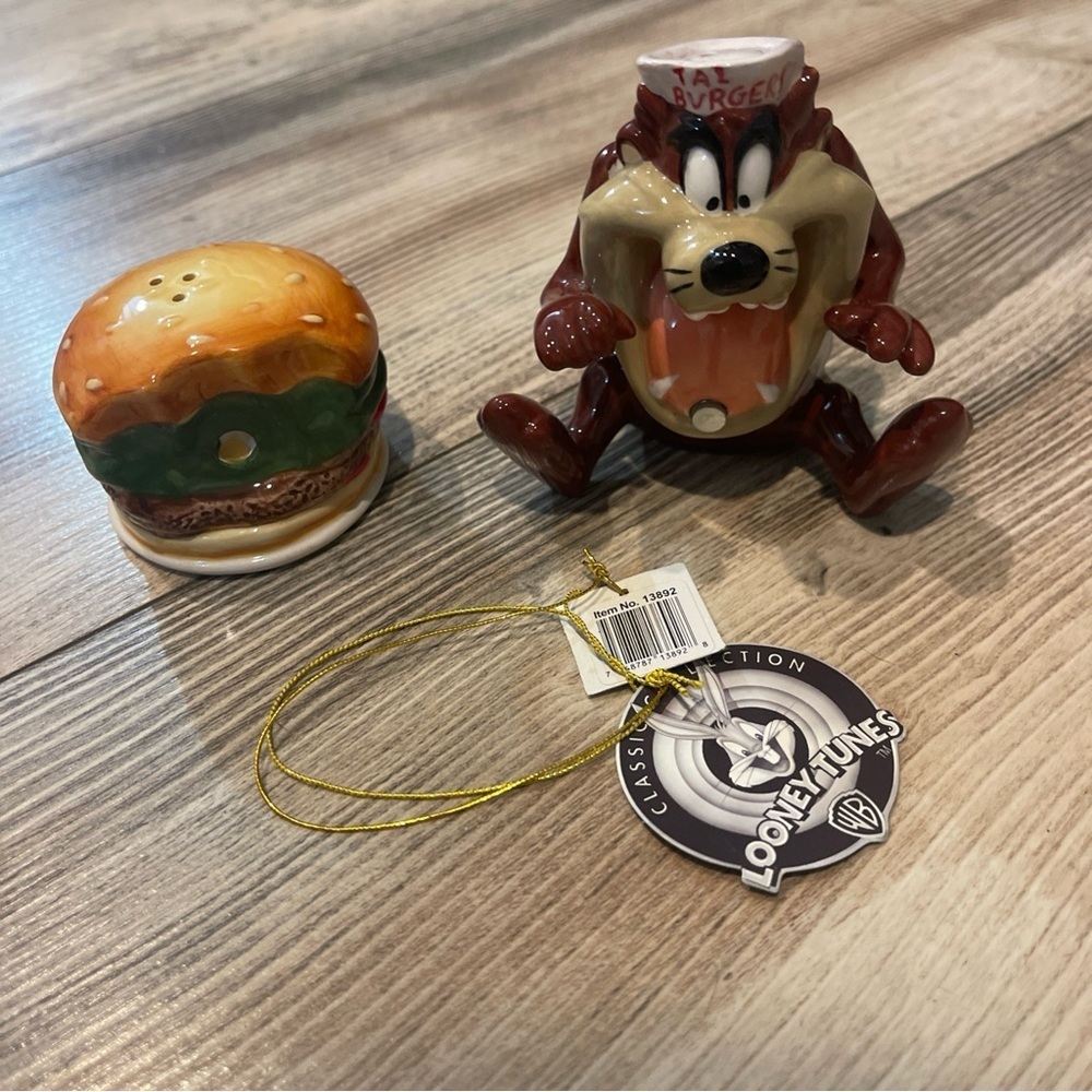 NWT Taz Burger Salt & Pepper Magnetic Shaker Loney Tunes 4” Tall Collector